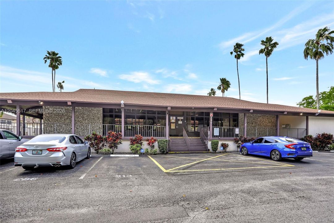 For Sale: $119,000 (1 beds, 1 baths, 738 Square Feet)