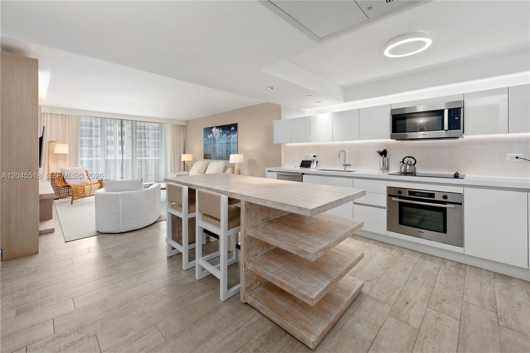 For Rent: $13,000 (1 beds, 1 baths, 893 Square Feet)