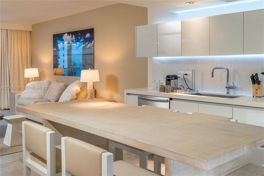 For Rent: $13,000 (1 beds, 1 baths, 893 Square Feet)