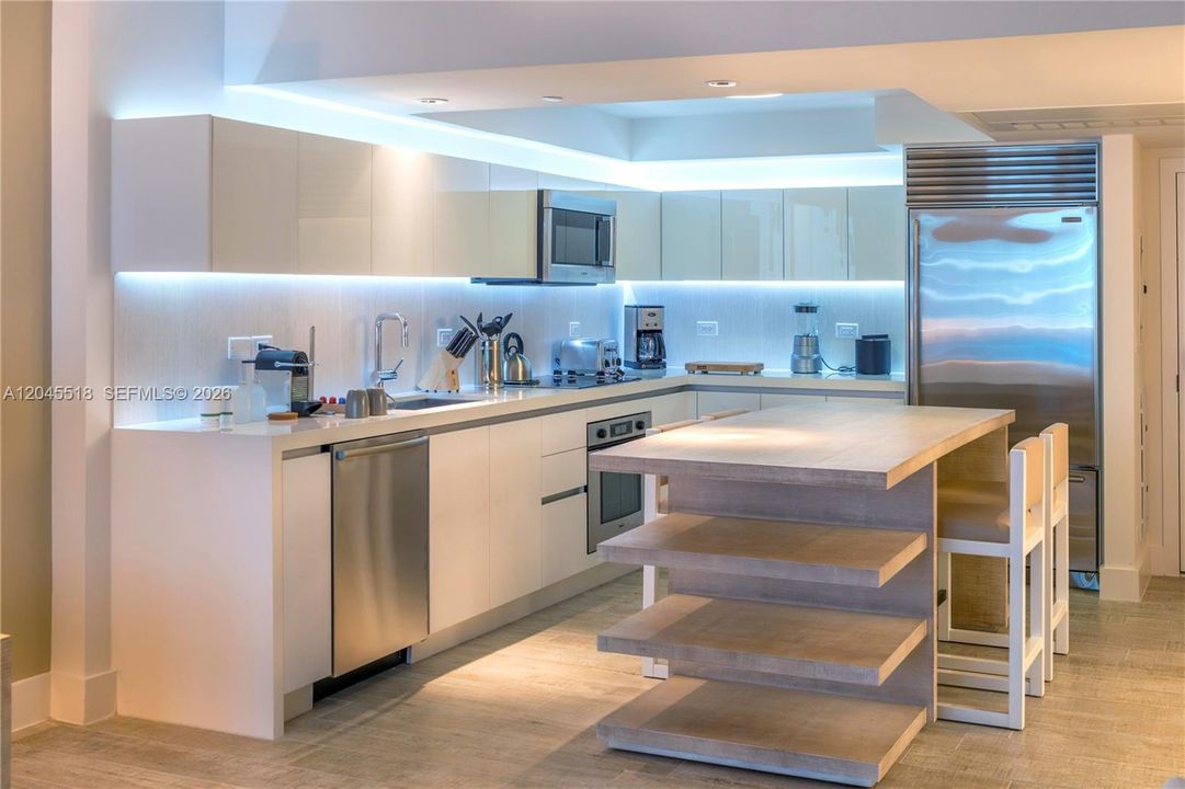 For Rent: $13,000 (1 beds, 1 baths, 893 Square Feet)