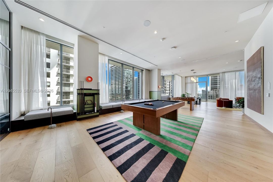 For Sale: $800,000 (2 beds, 2 baths, 754 Square Feet)