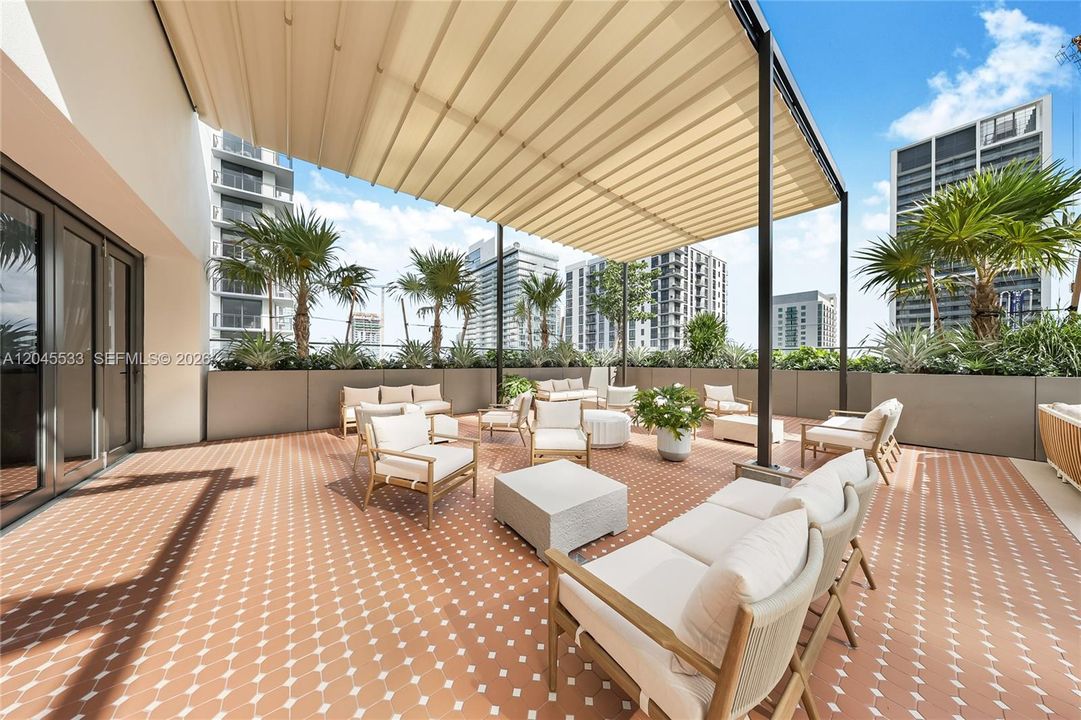 For Sale: $800,000 (2 beds, 2 baths, 754 Square Feet)
