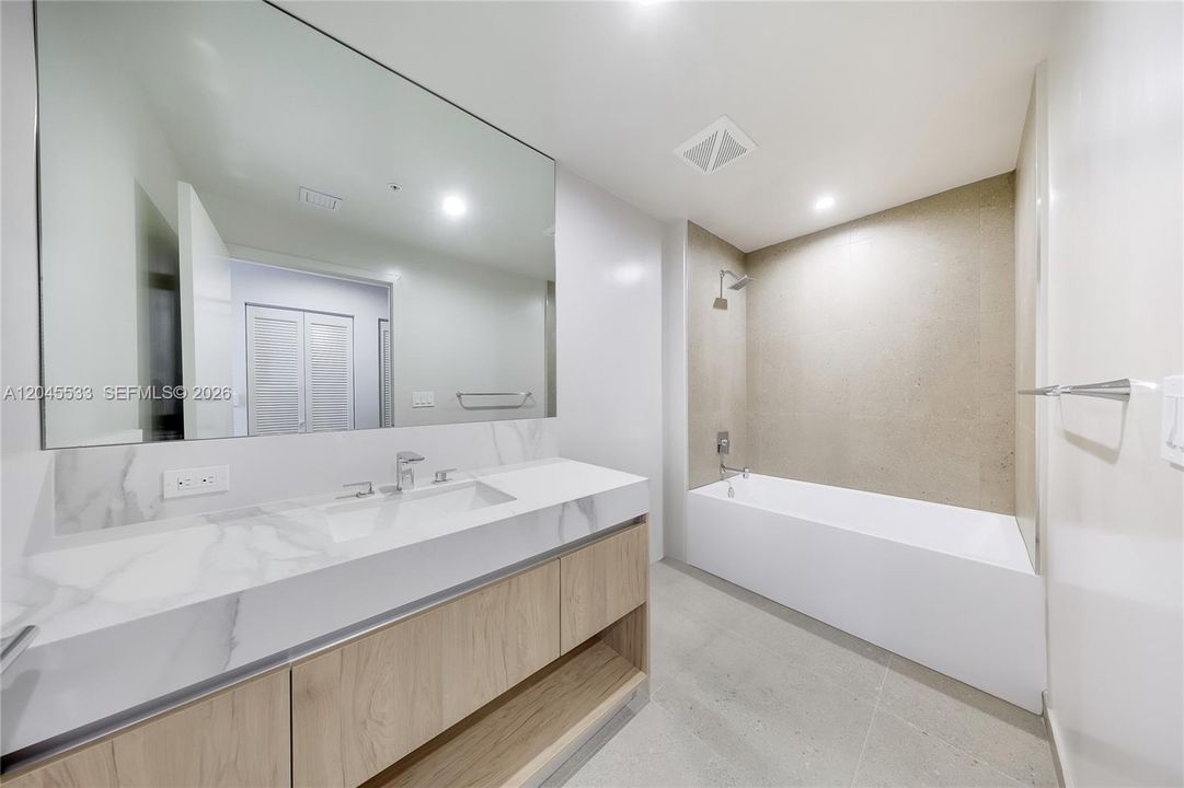 For Sale: $800,000 (2 beds, 2 baths, 754 Square Feet)