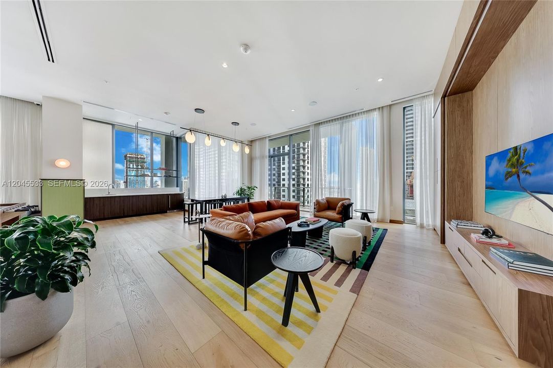 For Sale: $800,000 (2 beds, 2 baths, 754 Square Feet)