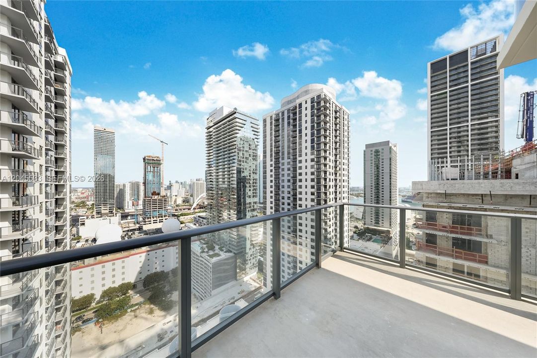 For Sale: $800,000 (2 beds, 2 baths, 754 Square Feet)