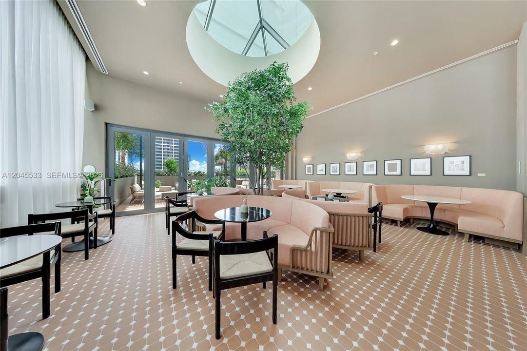 For Sale: $800,000 (2 beds, 2 baths, 754 Square Feet)