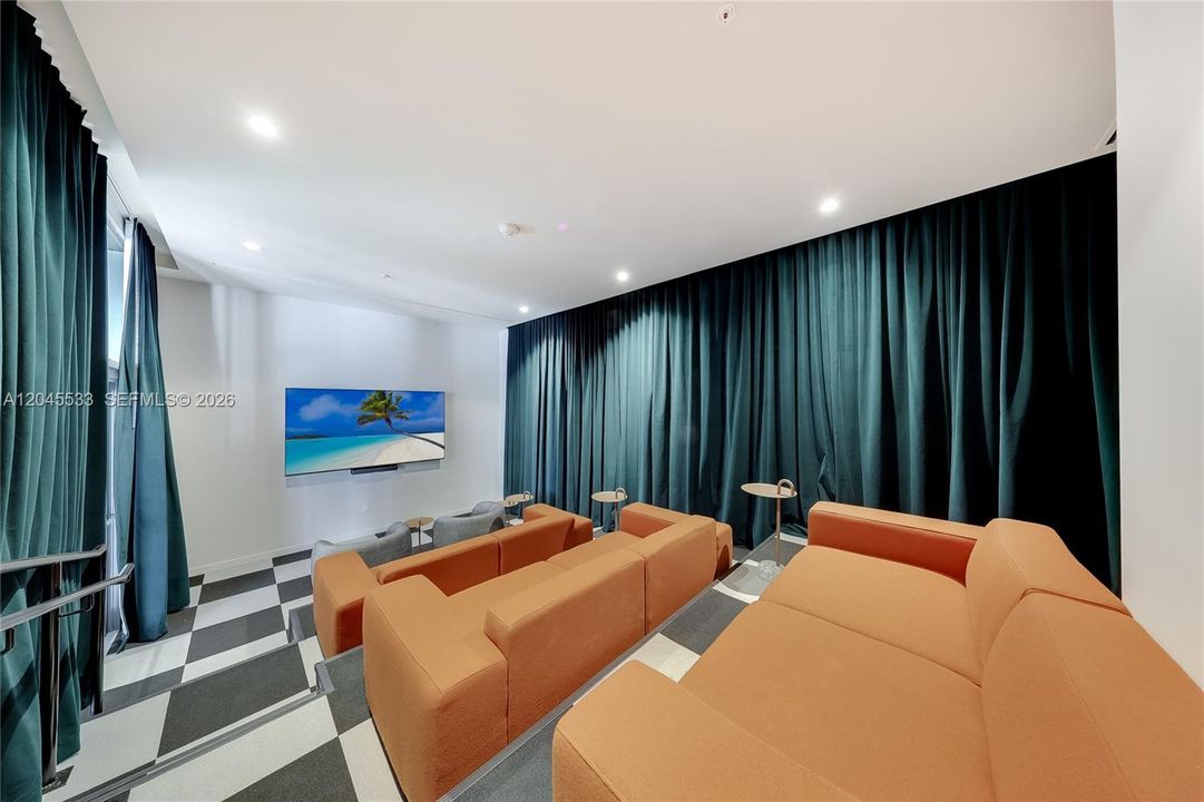 For Sale: $800,000 (2 beds, 2 baths, 754 Square Feet)