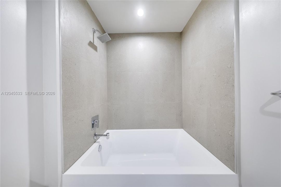 For Sale: $800,000 (2 beds, 2 baths, 754 Square Feet)