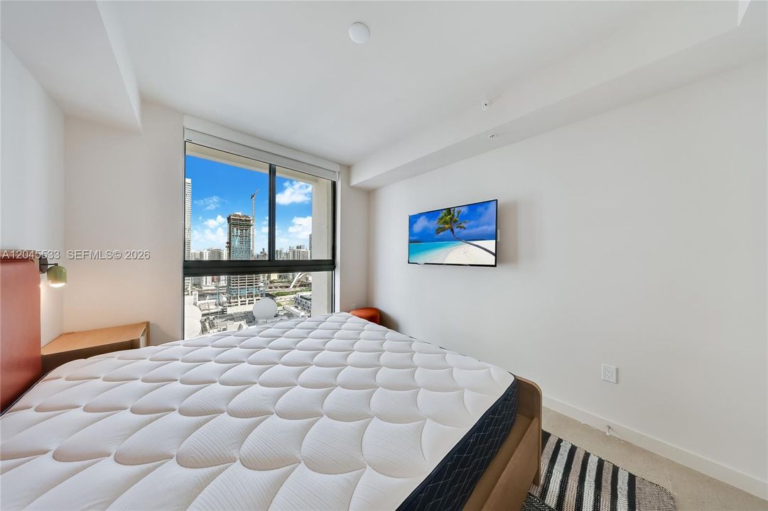 For Sale: $800,000 (2 beds, 2 baths, 754 Square Feet)