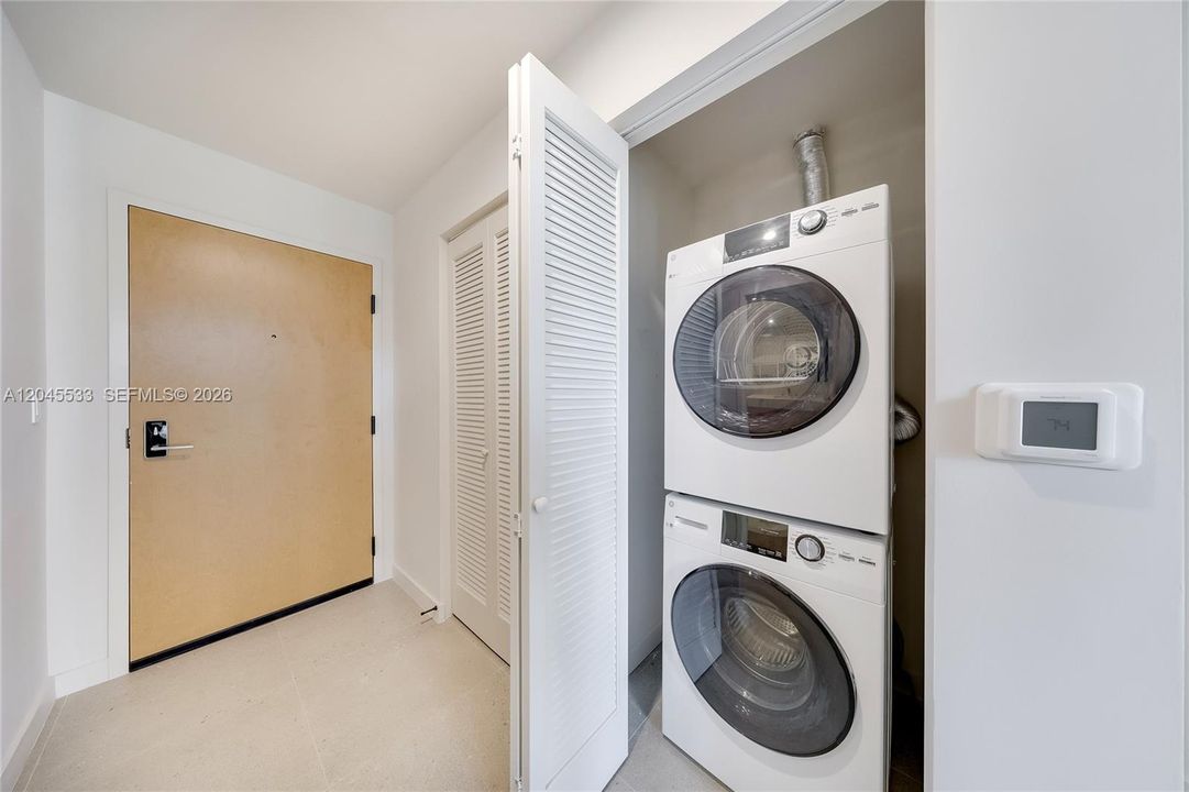 For Sale: $800,000 (2 beds, 2 baths, 754 Square Feet)