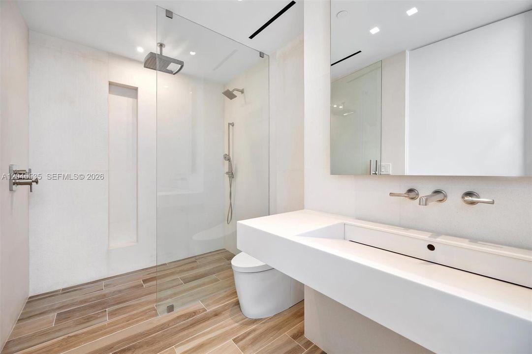 For Sale: $8,995,000 (4 beds, 4 baths, 5451 Square Feet)