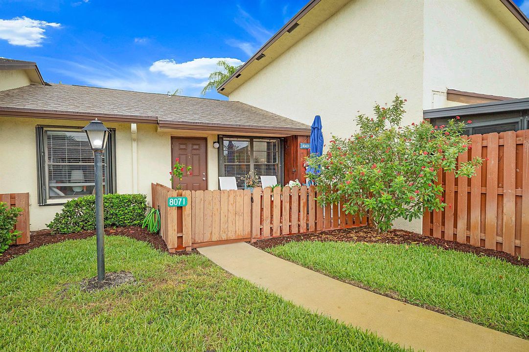 8071 SE Villa Circle-25