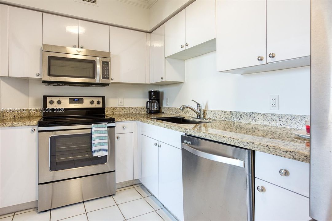 For Rent: $4,000 (1 beds, 1 baths, 806 Square Feet)