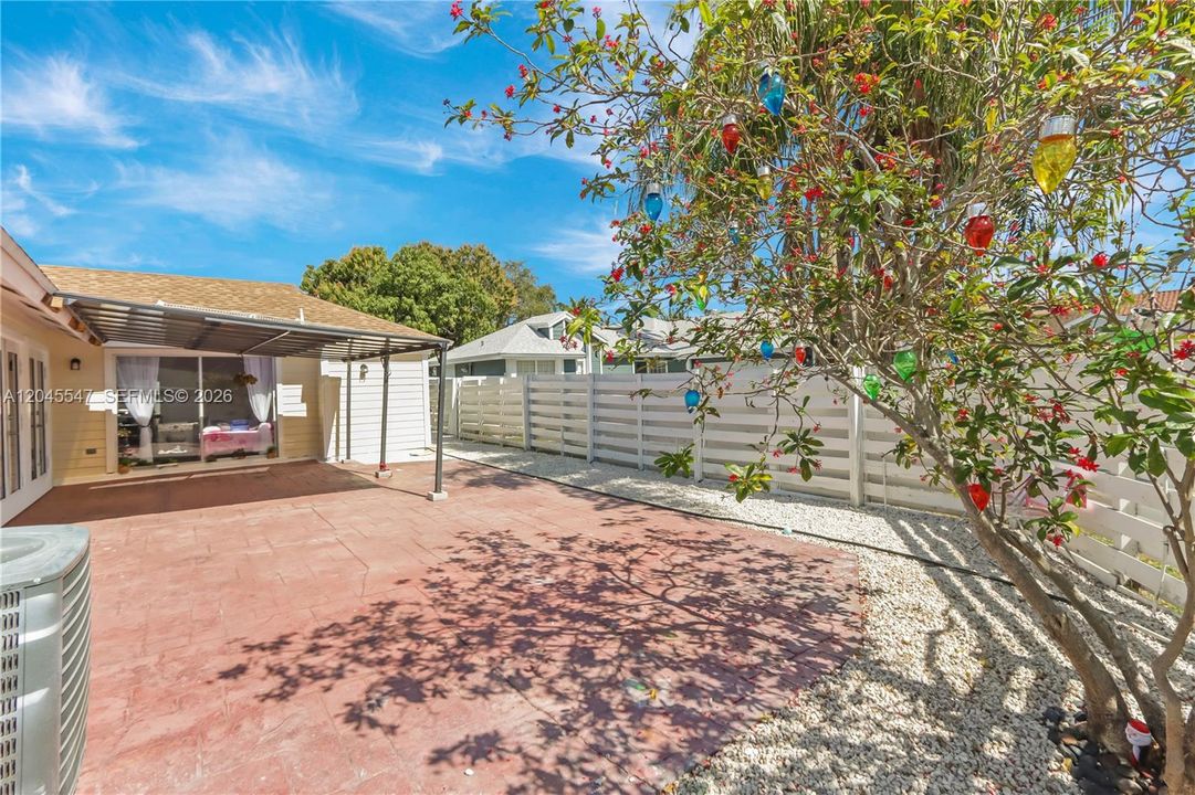 En Venta: $640,000 (3 camas, 3 baños, 1561 Pies cuadrados)
