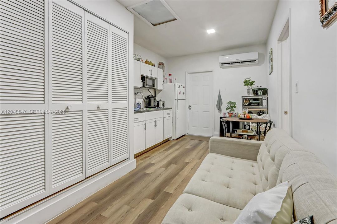 En Venta: $640,000 (3 camas, 3 baños, 1561 Pies cuadrados)