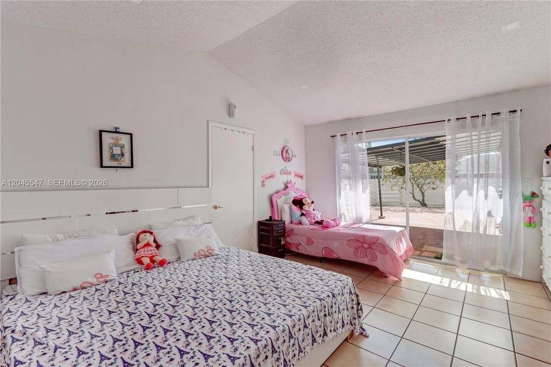 En Venta: $640,000 (3 camas, 3 baños, 1561 Pies cuadrados)