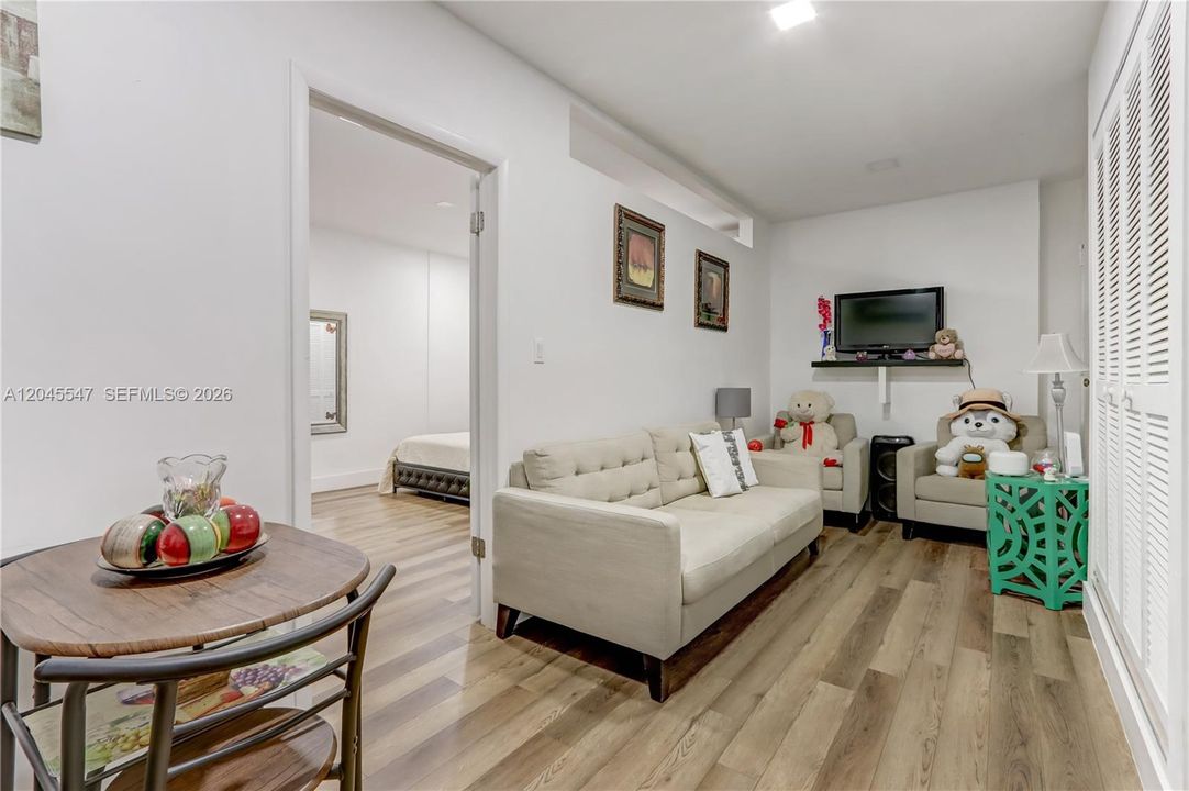 En Venta: $640,000 (3 camas, 3 baños, 1561 Pies cuadrados)