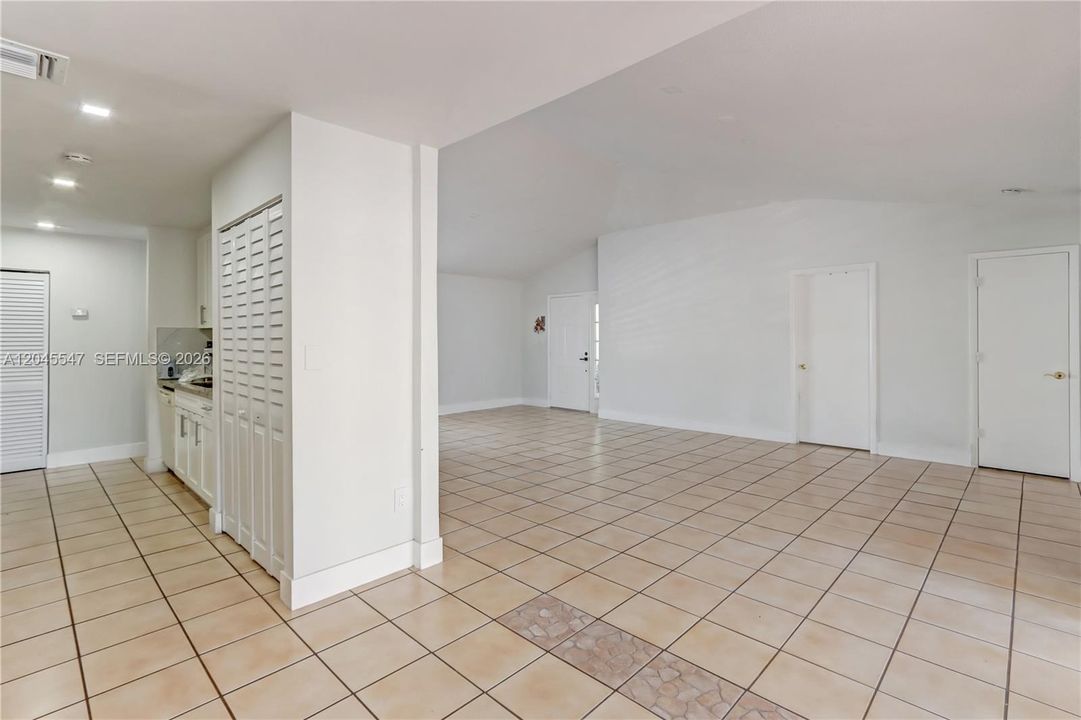 En Venta: $640,000 (3 camas, 3 baños, 1561 Pies cuadrados)