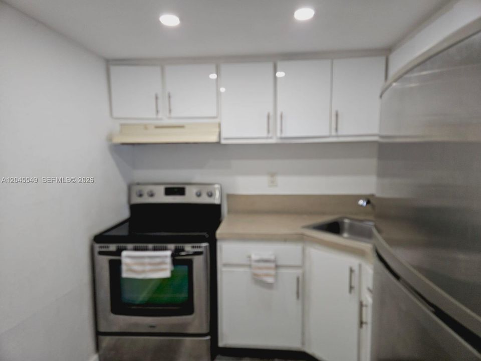 For Rent: $1,800 (1 beds, 1 baths, 605 Square Feet)