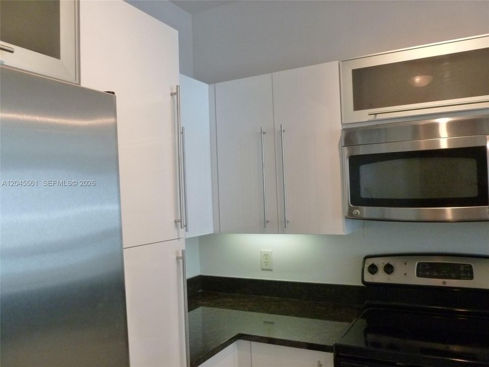 For Rent: $2,400 (1 beds, 1 baths, 759 Square Feet)