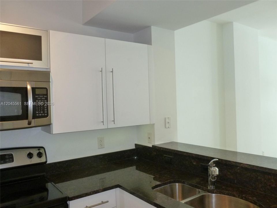 For Rent: $2,400 (1 beds, 1 baths, 759 Square Feet)
