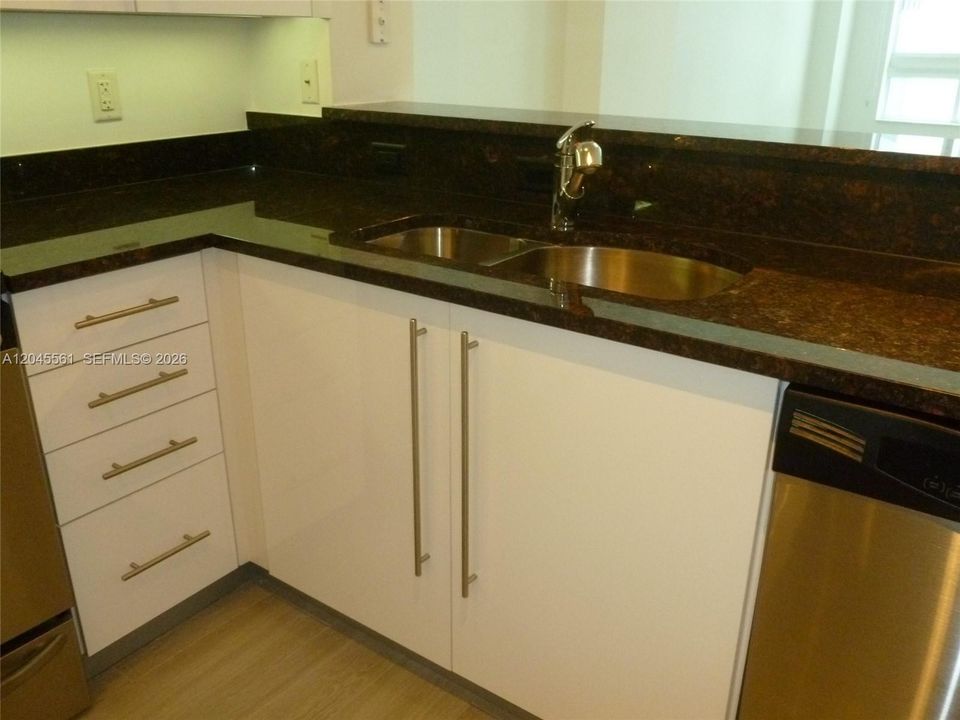For Rent: $2,400 (1 beds, 1 baths, 759 Square Feet)