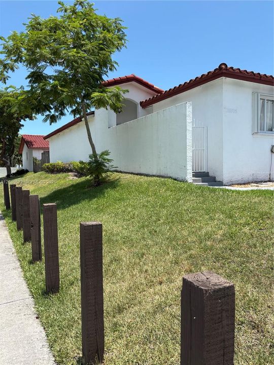 For Rent: $2,690 (3 beds, 2 baths, 1229 Square Feet)