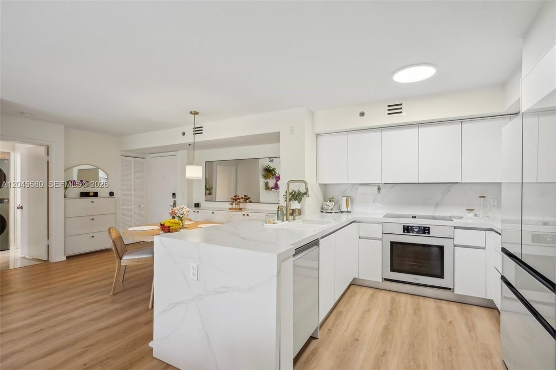 На продажу: $498,900 (2 спален, 2 ванн, 1180 Квадратных фут)