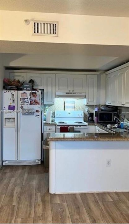 For Sale: $325,000 (2 beds, 2 baths, 917 Square Feet)