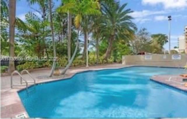 For Sale: $325,000 (2 beds, 2 baths, 917 Square Feet)