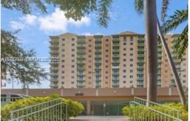 For Sale: $325,000 (2 beds, 2 baths, 917 Square Feet)