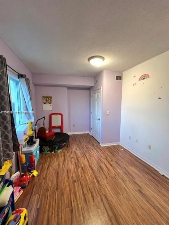 For Sale: $325,000 (2 beds, 2 baths, 917 Square Feet)