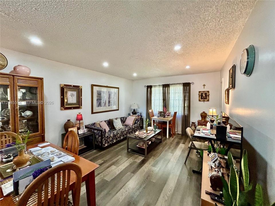 На продажу: $139,999 (1 спален, 1 ванн, 650 Квадратных фут)