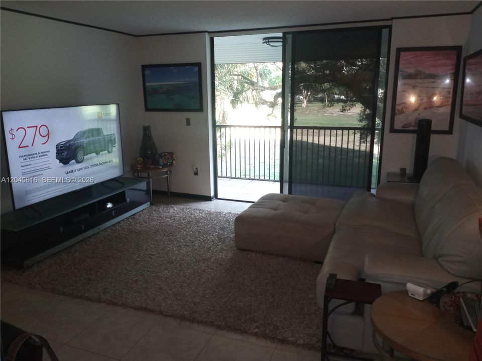 待售: $99,000 (1 贝兹, 1 浴室, 833 平方英尺)