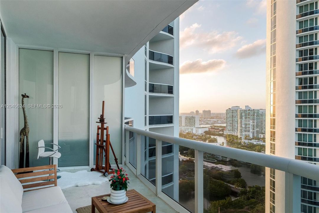 For Sale: $1,775,000 (3 beds, 3 baths, 1979 Square Feet)