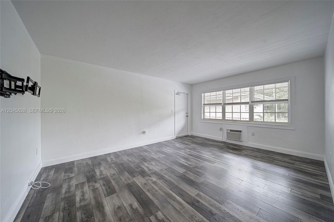 For Rent: $2,000 (1 beds, 1 baths, 657 Square Feet)