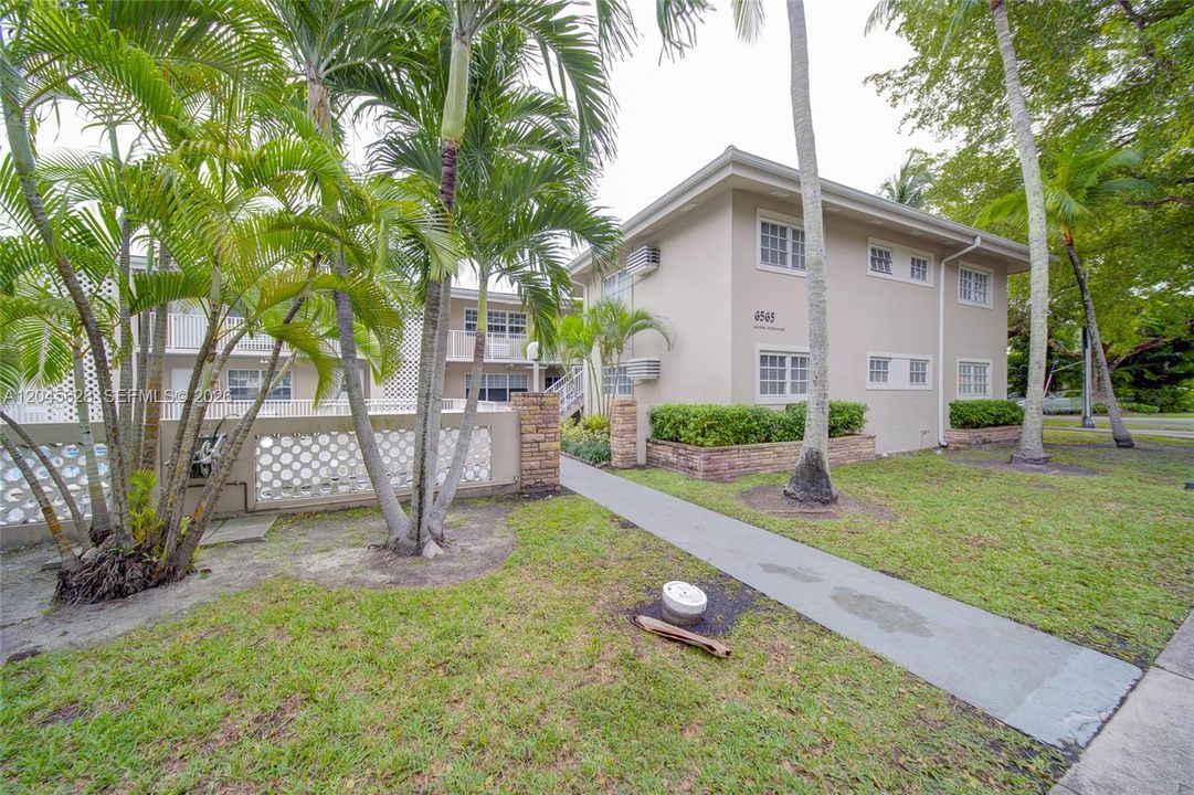 For Rent: $2,000 (1 beds, 1 baths, 657 Square Feet)