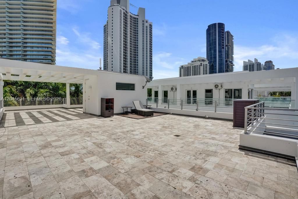 В аренду: $17,500 (5 спален, 4 ванн, 3156 Квадратных фут)