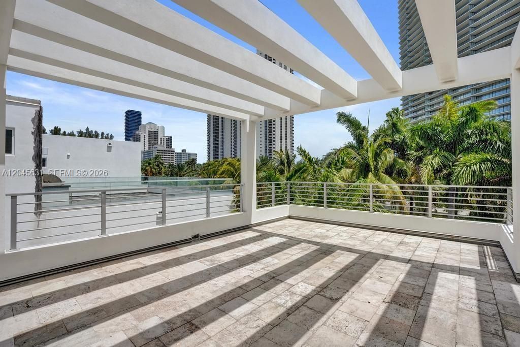 В аренду: $17,500 (5 спален, 4 ванн, 3156 Квадратных фут)