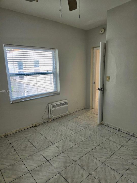 For Rent: $2,499 (2 beds, 1 baths, 700 Square Feet)