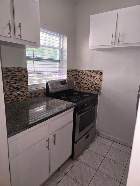 For Rent: $2,499 (2 beds, 1 baths, 700 Square Feet)