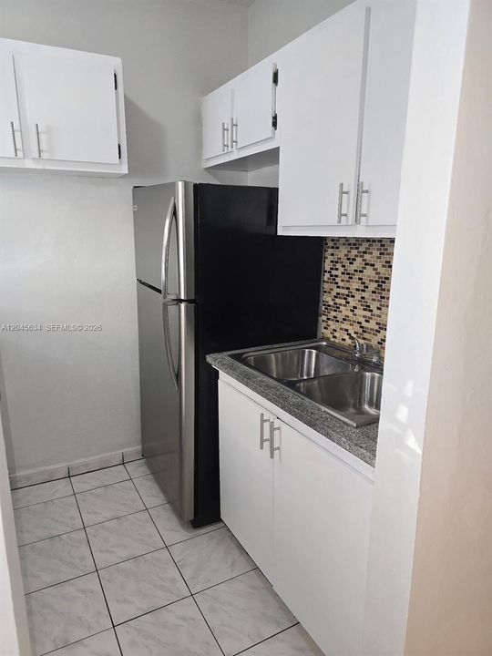 For Rent: $2,499 (2 beds, 1 baths, 700 Square Feet)