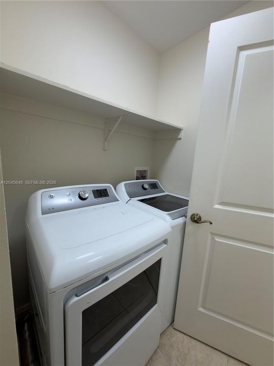В аренду: $3,900 (2 спален, 2 ванн, 1296 Квадратных фут)