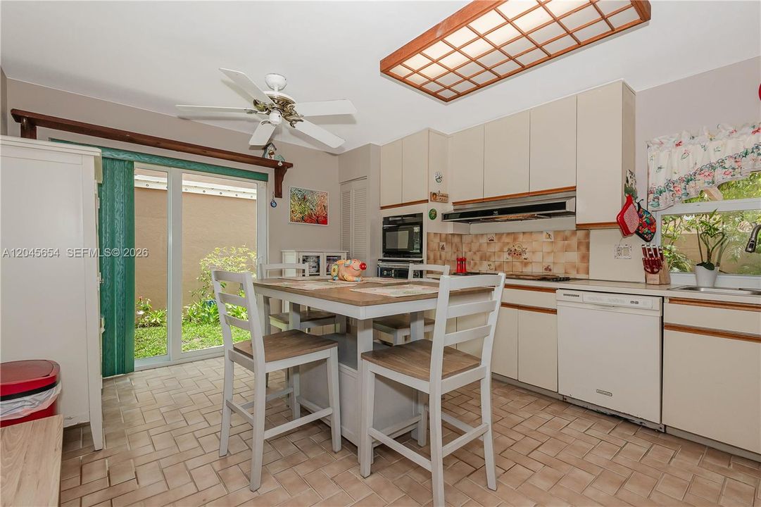 На продажу: $610,000 (2 спален, 2 ванн, 1660 Квадратных фут)