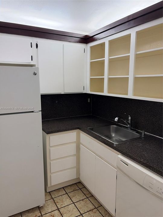 For Rent: $3,000 (2 beds, 2 baths, 920 Square Feet)
