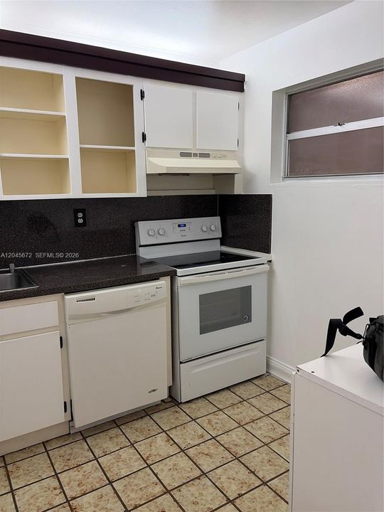 For Rent: $3,000 (2 beds, 2 baths, 920 Square Feet)