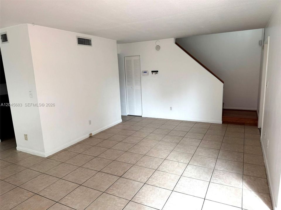 В аренду: $2,400 (2 спален, 1 ванн, 1018 Квадратных фут)
