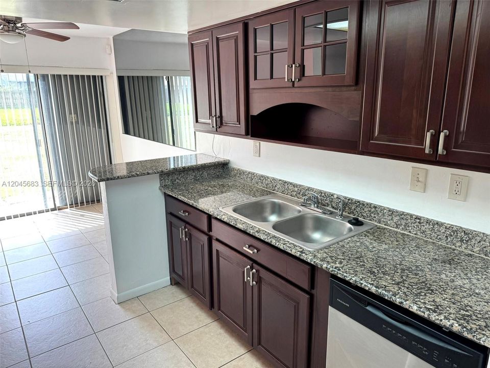 В аренду: $2,400 (2 спален, 1 ванн, 1018 Квадратных фут)