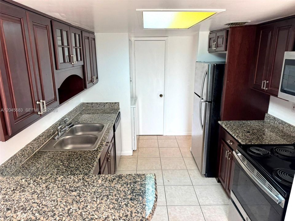 В аренду: $2,400 (2 спален, 1 ванн, 1018 Квадратных фут)
