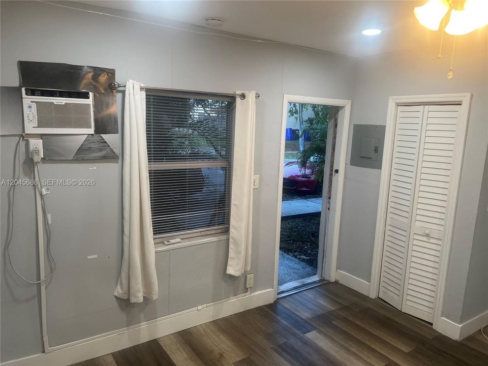 For Rent: $1,449 (0 beds, 1 baths, 300 Square Feet)